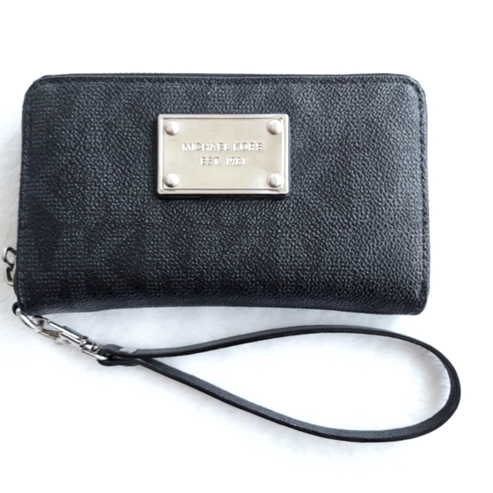 Michael Kors Jet Set Zip around Black Signature Wristlet Wallet
